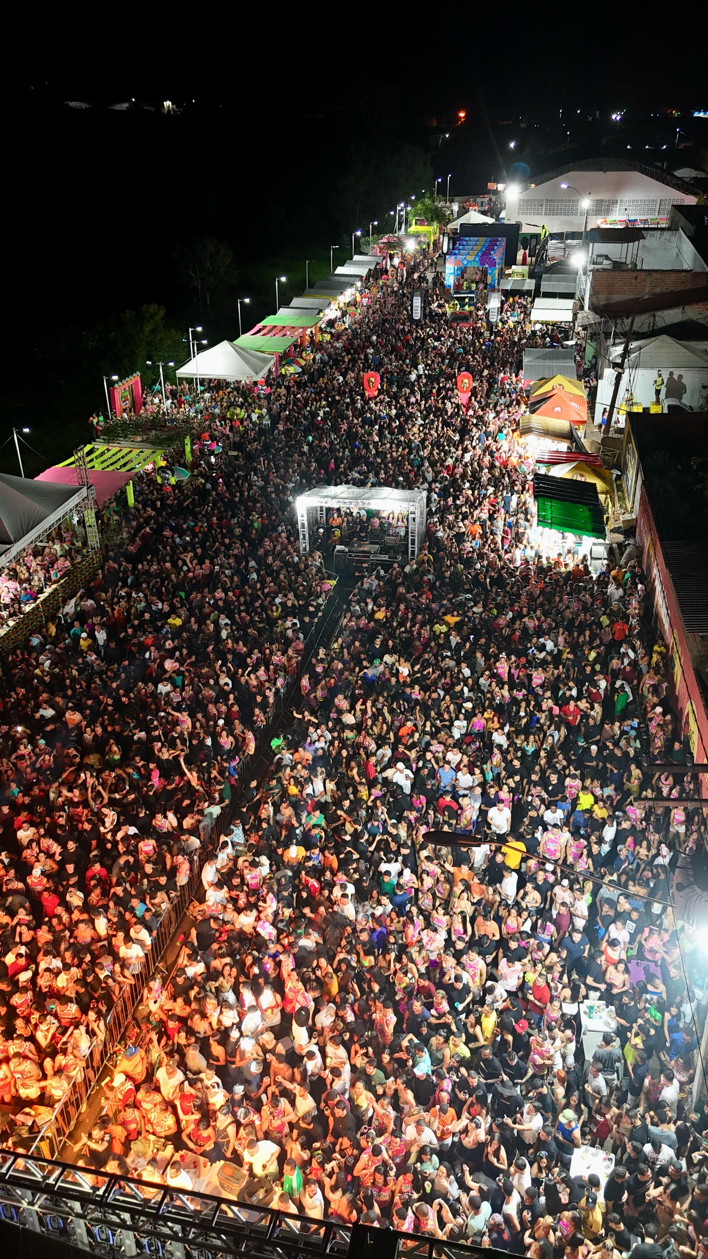 Multidão lota Beira Rio de Colinas para a maior prévia de carnaval da região